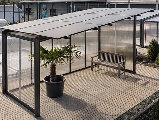 Das aufstellfertige Terrassendach mit Solaranlage von B+M Poly Pool